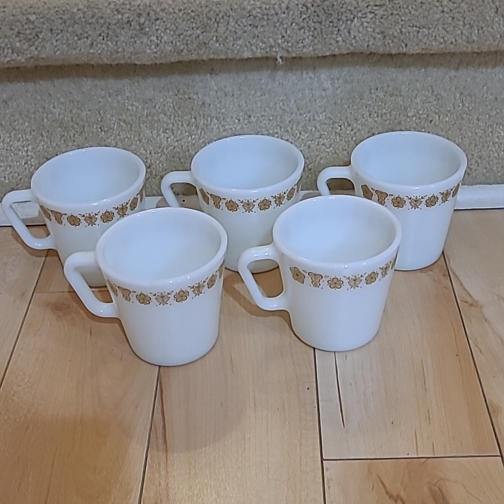 5 Vintage pyrex mugs